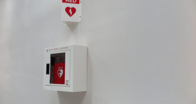 AED, device, and, sign, on, a, wall